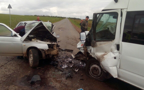 В Кировской области столкнулись ВАЗ и микроавтобус: есть погибшие