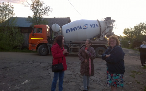 Жители поселка Новый встали живым щитом, чтобы оградить детскую площадку