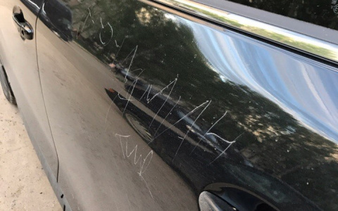 В день последнего звонка на Юго-Западе поцарапали 2 машины