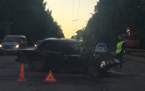 Видео: в Кирове на высокой скорости столкнулись Subaru и «ВАЗ»