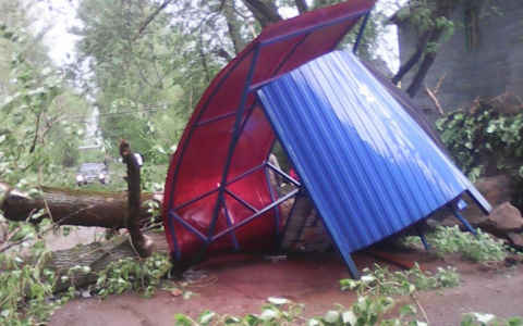 В Вересниках остановкой придавило двух человек
