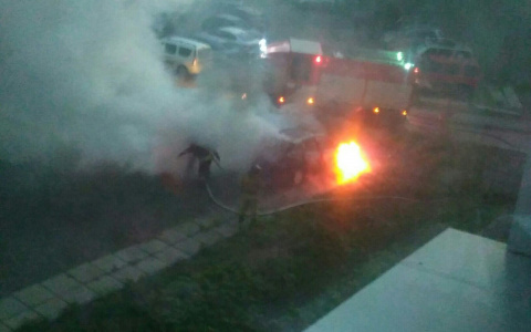 В Кирове на улице Сурикова сгорел Ford Focus