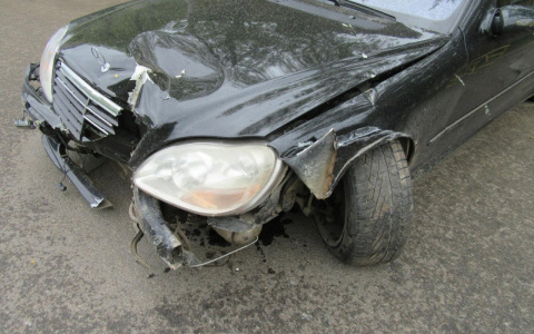 На Филейке Mercedes протаранил ограждение