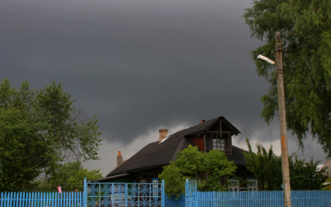 Появилась информация о первых разрушениях после урагана в Кировской области
