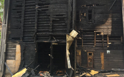 Ночью в Кирове рядом с новым отелем сгорел деревянный дом