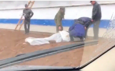 Проверка слухов: в Оричах с крыши фермы упал рабочий