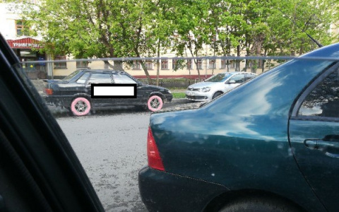 В районе Центрального рынка неизвестные исписали припаркованный ВАЗ