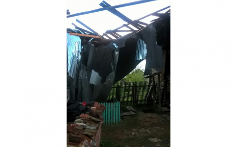 В Кировской области ураган сорвал крышу дома: семье нужна помощь