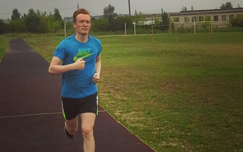 В Кирове спортсмена сняли с участия в марафоне, потому что он бежал спиной