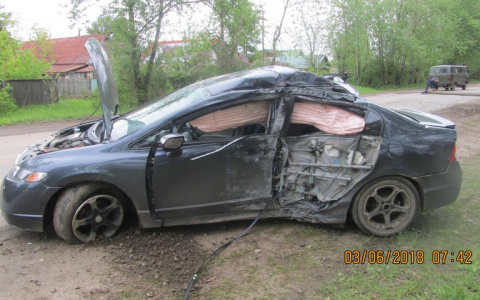 В Кирове Honda протаранила столб: есть пострадавшие