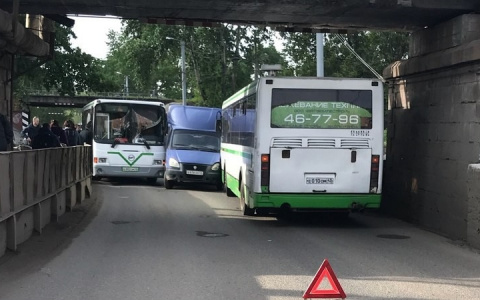 "Газель" застряла между двумя автобусами под мостами в Кирове