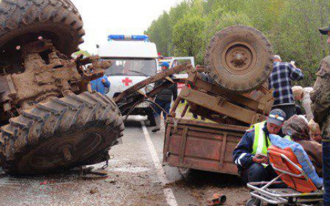 В Кировской области Volkswagen врезался в трактор: пострадали шесть человек