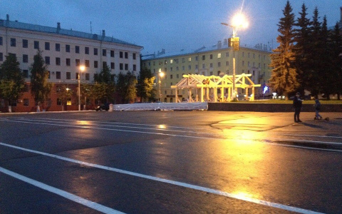 Накануне Дня города на Театральной площади поставили деревянный дом