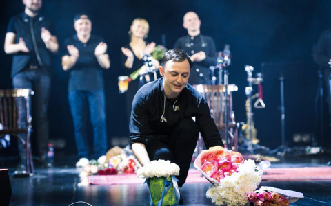 Для концерта группы "Звери" на Театральной площади усилят сцену