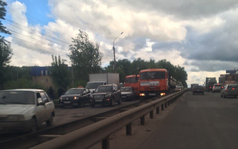 ДТП с фурой у кладбища в Кирове: образовалась 5-километровая пробка