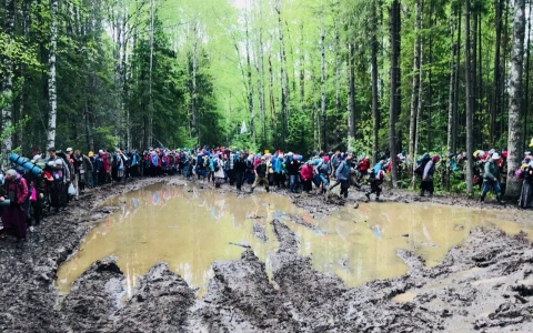 "Самый сложный крестный ход": паломники о переходе реки вброд и непролазной грязи