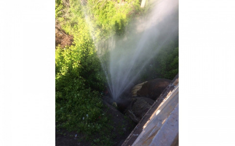 Под мостом на Воровского образовался фонтан с кипятком