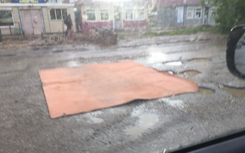 На Упита водители застелили ямы на дороге широким ковром
