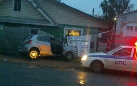 Ночью в Кирове пьяная женщина на Toyota протаранила ВАЗ и забор дома
