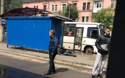 В Кирове на остановке неизвестные с ножом напали на мужчину