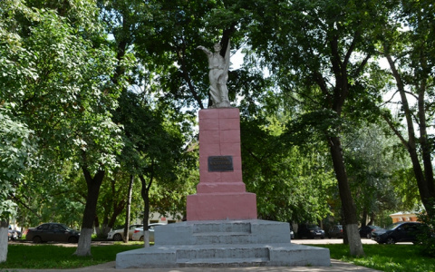 Прихожане Спасского собора выступили за перенос памятника Халтурину в СИЗО