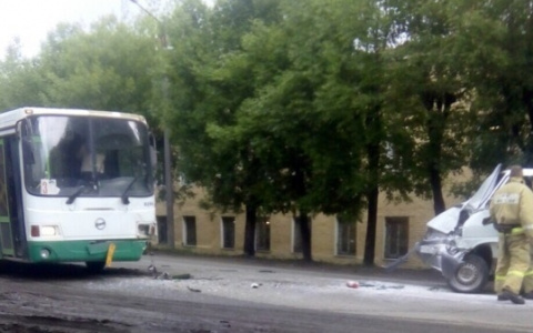 В Коминтерне лоб в лоб столкнулись фургон и автобус