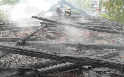 Видео:  в Коминтерне загорелся двухэтажный дом