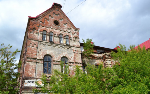 Советские плакаты и ниши для пыток: репортаж из самого старого дома в Кирове