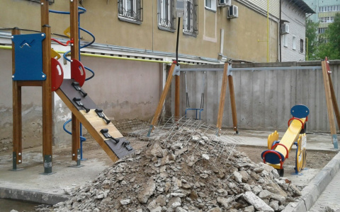 В Кирове детскую площадку завалили строительным мусором