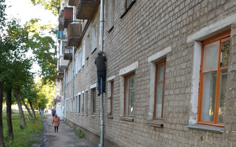 Видео: в Кирове мужчина через окно забрался в квартиру