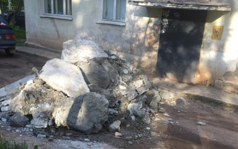 В Нововятске перед подъездом свалили строительный мусор
