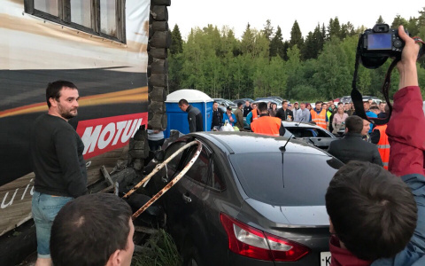 Что обсуждают:  ДТП с Nissan GTR  и фальшивые деньги