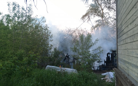 Видео: в Нововятске загорелись сараи