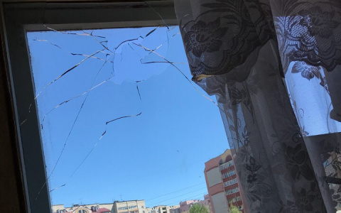 В Кирове неизвестные разбили окно квартиры, кинув булыжник