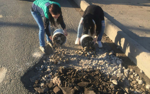 Кировские водители троллейбусов сами вышли на ремонт дорог