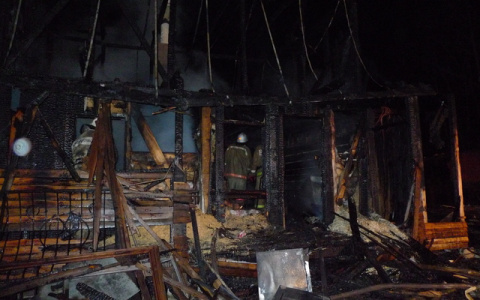 В Кирсе дотла сгорела пилорама