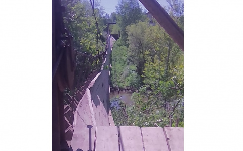 В Кировской области дети сломали единственный подвесной мост в Суне