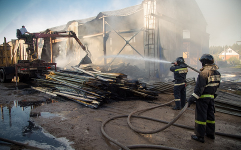 Во время серьезного пожара на кировском заводе сгорело 20 тонн сырья