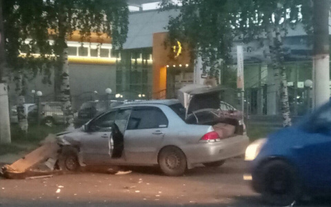 В Кирове столкнулись иномарки: от удара авто раскидало по дороге