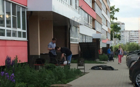 В районе Зонального института у новостройки лежит труп
