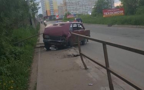 В Кирове на Заводской "Лада" влетела в ограждение: есть пострадавшие