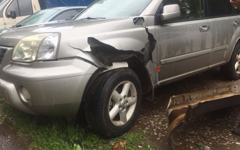 Ураган в Кирове: сломанные деревья повредили несколько машин в разных частях города