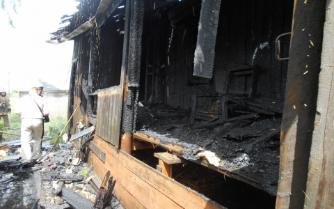 В Кировской области в сгоревшем доме спасатели нашли тело ребенка