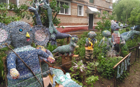 В чепецком дворе появились странные фигуры героев мультфильмов