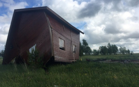 В Кировской области сильным порывом ветра снесло деревянный дом