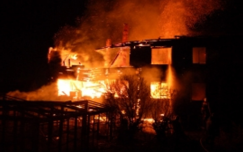 Ночью в элитном коттеджном поселке под Слободским сгорел дом