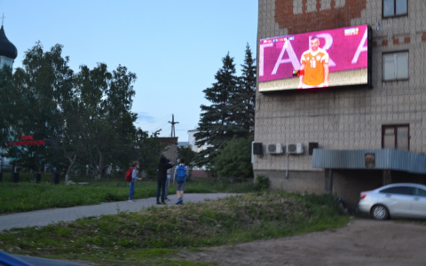 В Яранске на 5-этажке установили огромный экран для трансляций матчей ЧМ-2018
