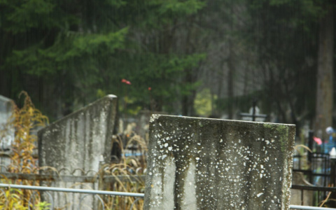 В Омутнинске хулиганы разбили памятник солдату, погибшему в Чечне