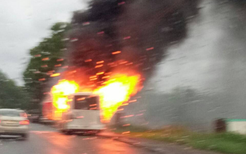 У Старого моста полностью сгорел пассажирский автобус