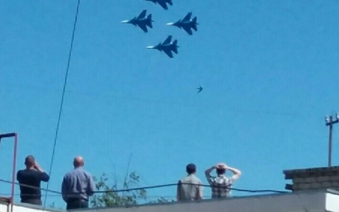 Видео: кировчане выходили с работы, чтобы посмотреть на тренировочный полет истребителей